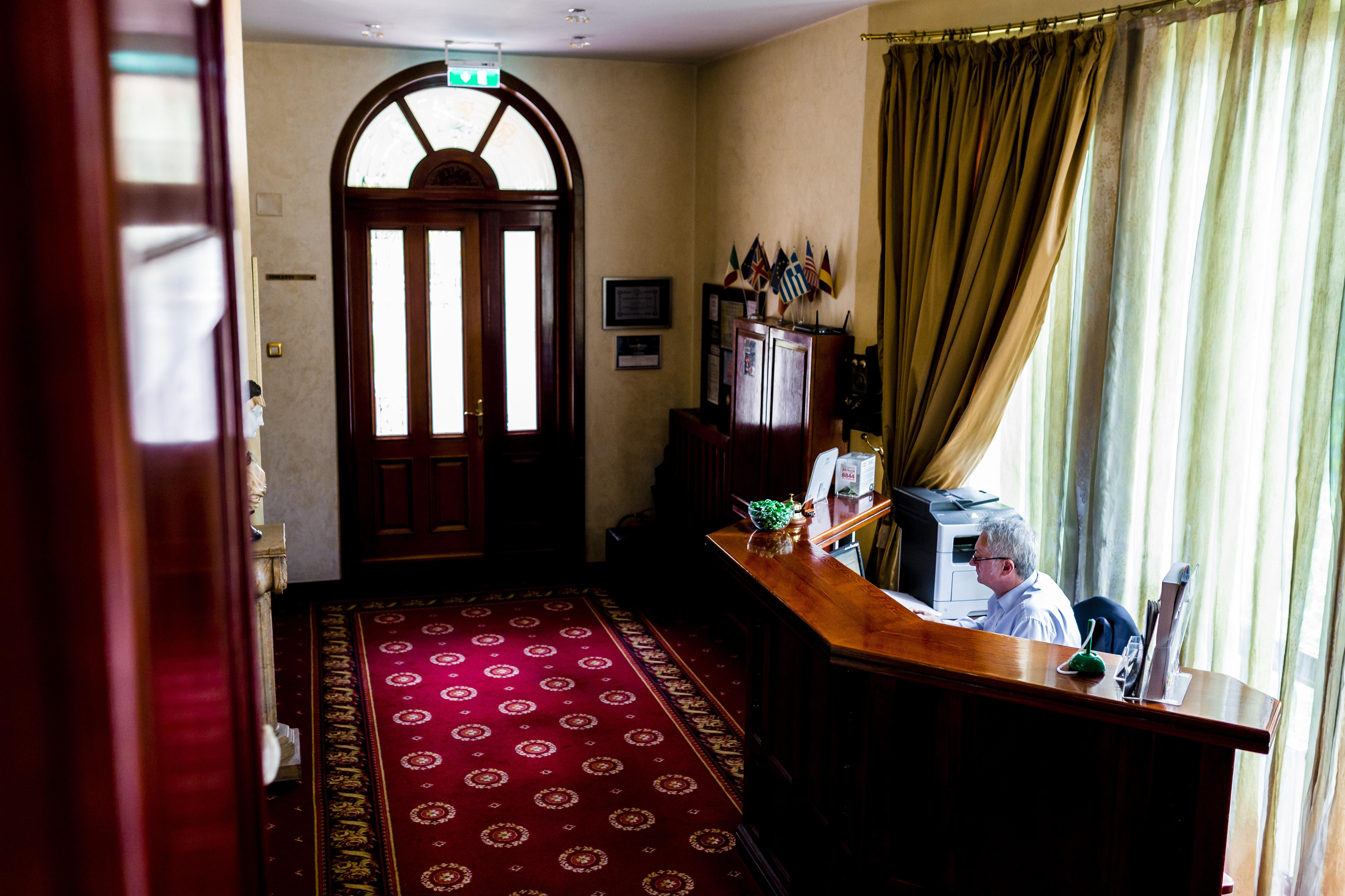 Hotel Golden House Craiova Exterior foto